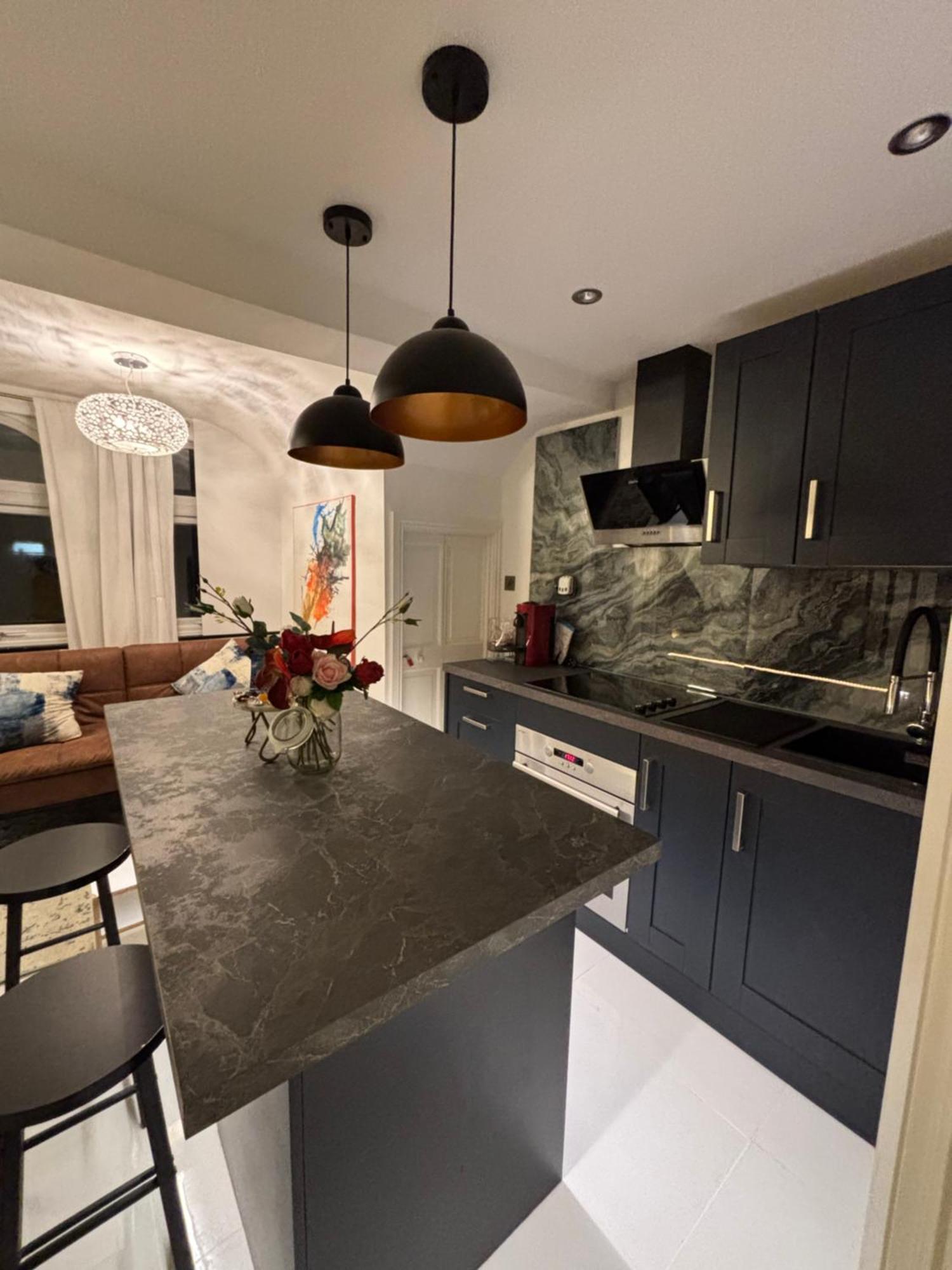Newly Renovated Modern Studio Apartment In West Kensington 伦敦 外观 照片